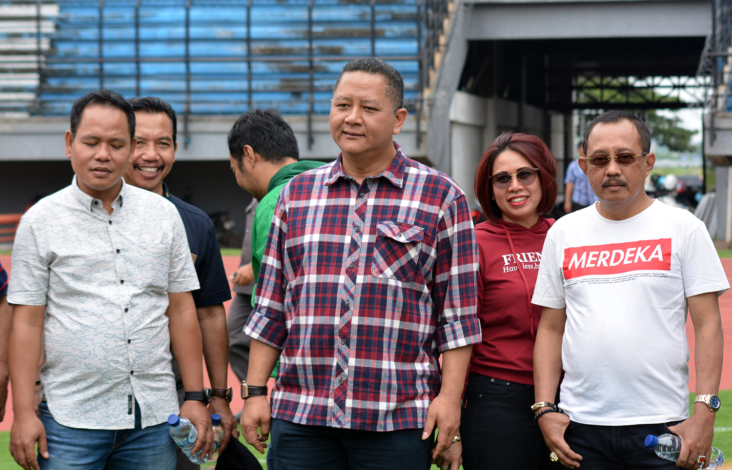 Wawali Surabaya, Wisnu Sakti (tengah) dengan anggota DPRD Surabaya saat sidak persiapan GBT untuk Piala Presiden 2018. (foto: hrs/ngopibareng)