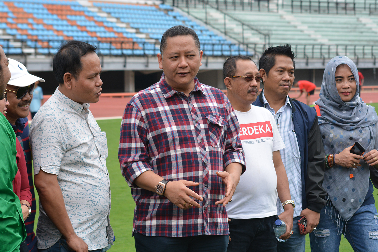 Wawali Surabaya, Wisnu Sakti (tengah) dengan anggota DPRD Surabaya saat sidak persiapan GBT untuk Piala Presiden 2018. (foto: hrs/ngopibareng)