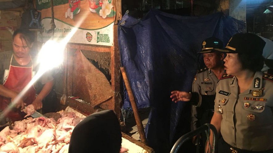 polisi tengah menyelidiki harga daging ayam disebuah toko di dalam pasar tradisional ( foto: beritacianjur )