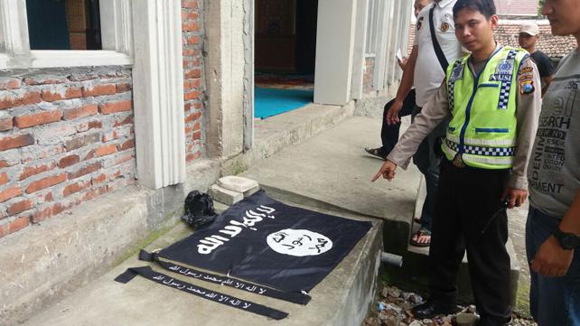 Polisi menunjukan temuan bendera ISIS di Masjid Al Hidayah di Dusun Dusun Kedungpen, Desa Gondang, Kabupaten Mojokerto. (Foto: Dokumentasi)