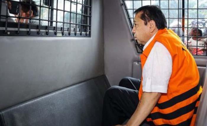 Setya Novanto di dalam mobil tahanan menuju KPK. (dokumentasi:serambi indonesia)