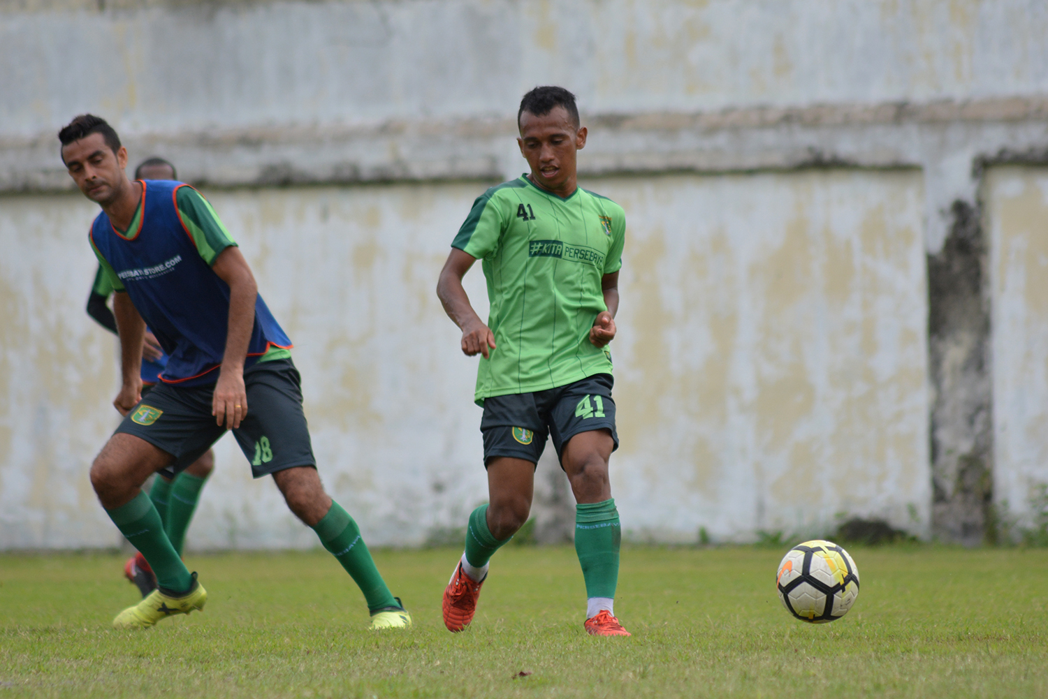 Pemain Persebaya Irfan Jaya saat latihan di lapangan Karanggayam, Senin 15 Januari 2018. (foto: hrs/ngopibareng)