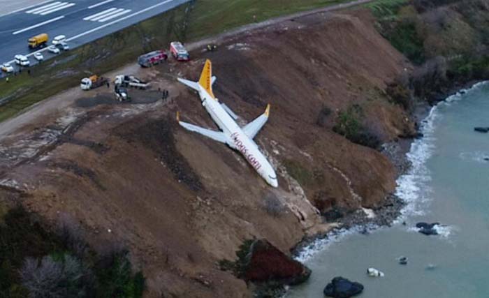 Pesawat Pegasus Airlines nyaris kecemplung laut dalam insiden yang terjadi hari Minggu 14 Januari kemarin, di bandara Trabzon, Turki utara. (foto: afp)