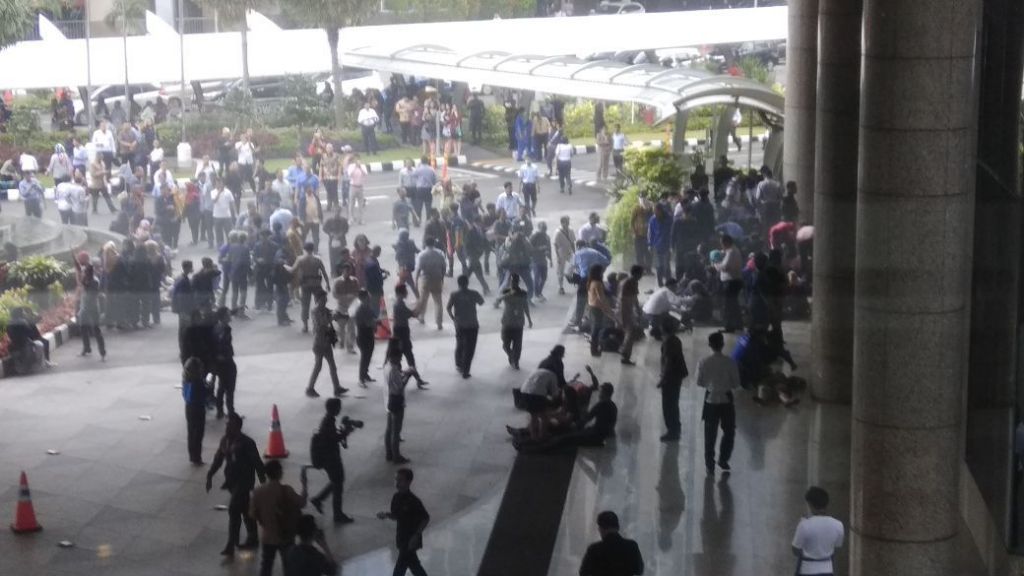 Suasana di luar gedung Bursa Efek jakarta sesaat setelah alami roboh. (Foto: Istimewa)
