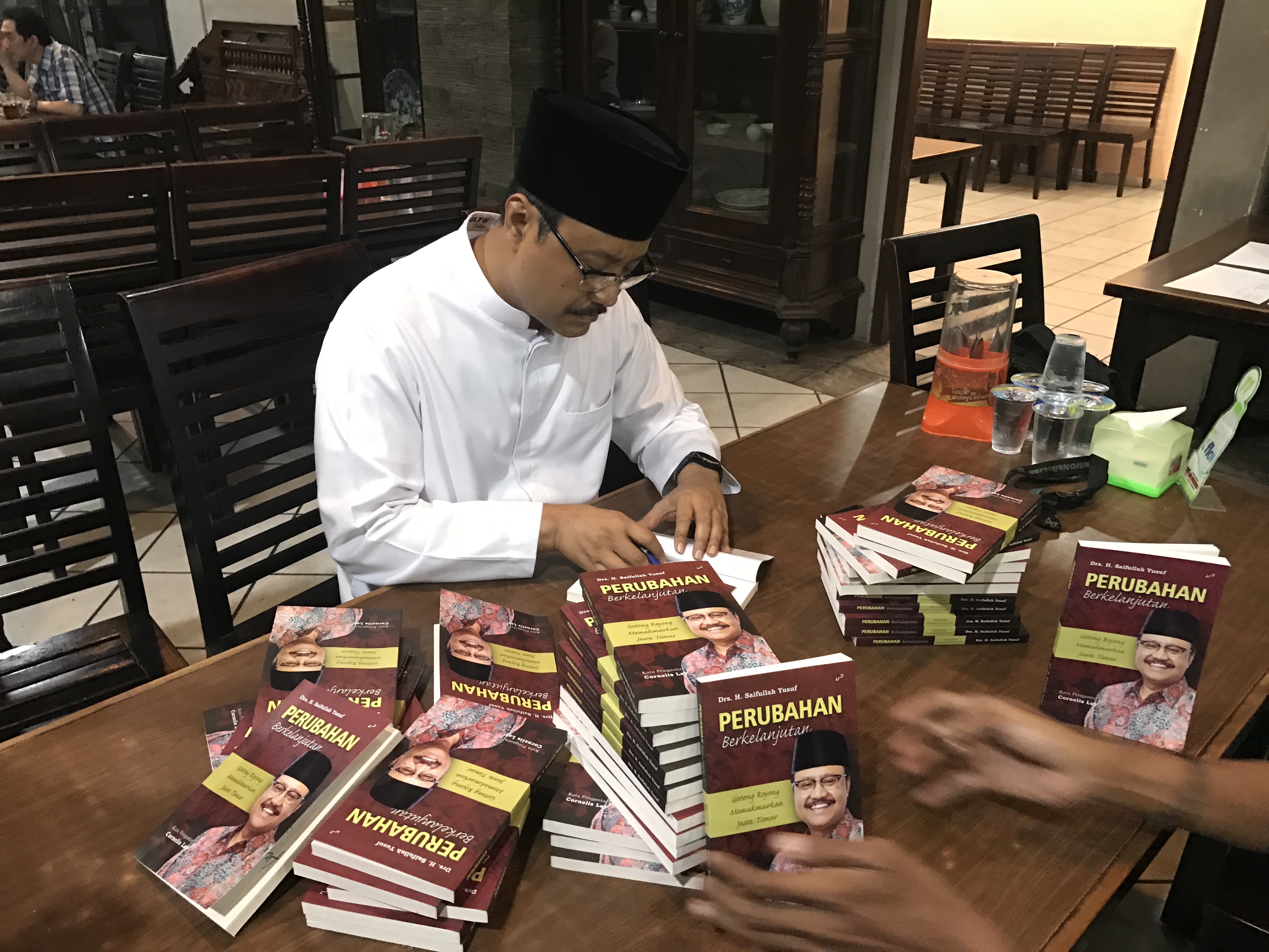 Cagub Jatim Saifullah Yusuf (Gus Ipul) menandatangani buku karyanya. (Foto : ngopibareng.id)