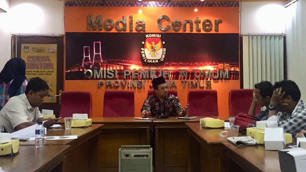 Komisioner Divisi Teknis KPU Jatim, Muhammad Arbayanto, ditemui di kantornya, Senin, 15 Januari 2018. (Foto: farid/ngopibareng.id)