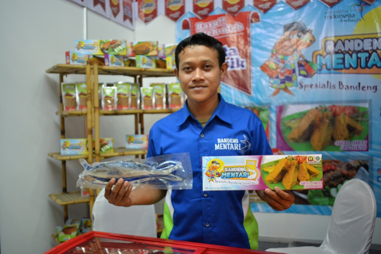 Anim Falahudin pemilik Bandeng Mentari, yang juga salah satu menjadi UKM Binaan Semen Indonesia. (foto: hrs/ngopibareng)