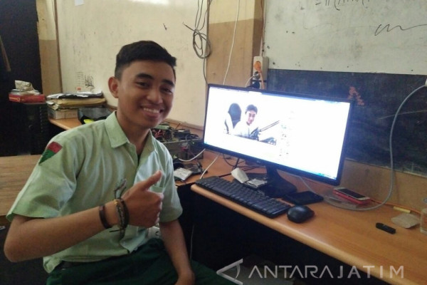 Siswa SMK Dr Soetomo Surabaya, Muhammad Aditya Syahbannur Rakhman saat berada di depan monitor sekolahannya. foto:antara