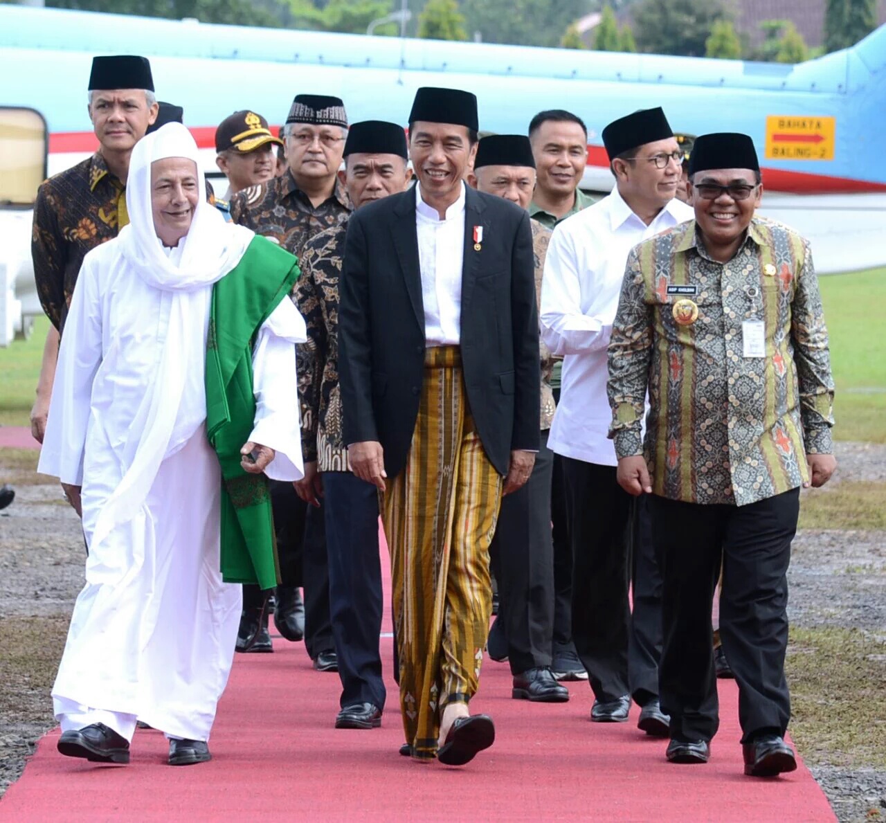 BERIRINGAN: Habib Luthfi bin Yahya bersama Presiden Joko Widodo dalam Muktamar JATMAN di Pekalongan. (foto: ngopibareng.id)