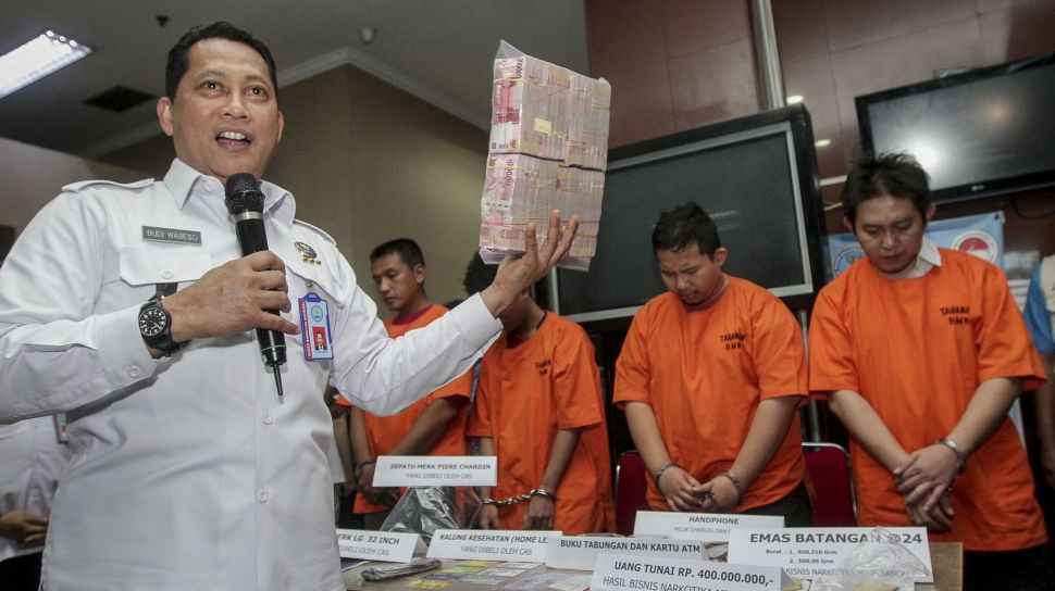 Komjen (Pol) Budi Waseso (Buwas) Kepala BNN dalam jumpa pers di kantor BNN, Cawang, Jakarta menunjukan beberapa barang bukti ( foto: suara.com )