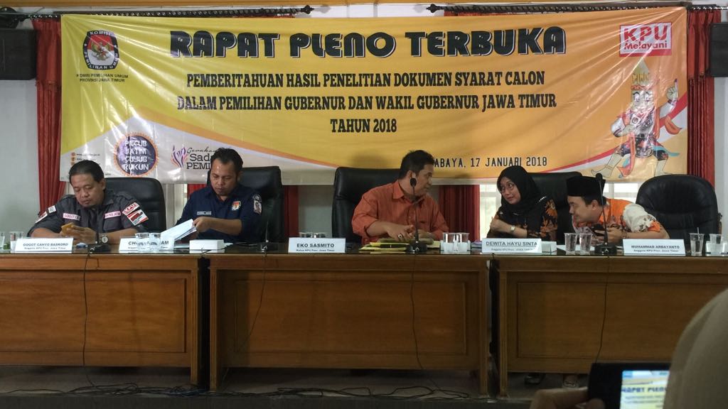 Ketua KPU Jatim, Eko Sasmito tengah saat berkoordinasi dengan jajarannya, Rabu, 17 Januari 2018. (Foto: farid/ngopibareng.id)
