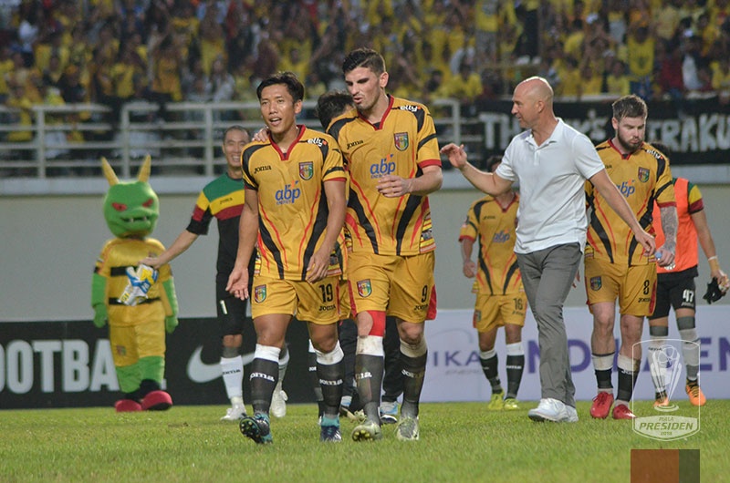 Pemain Mitra Kukar usai mengalahkan Martapura dalam laga perdana Piala Presiden Grup B. foto:ligaindonesia