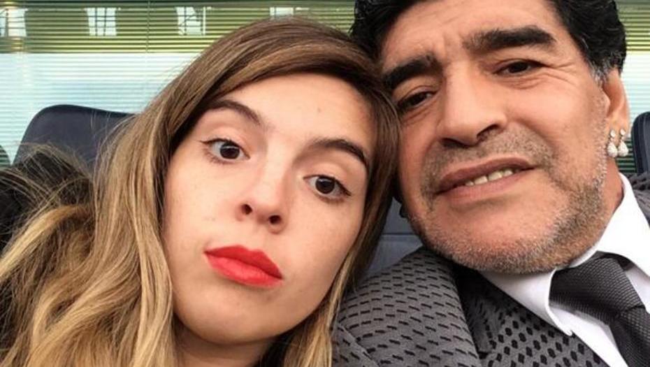 Dalma Maradona dan sang ayah Diego Maradona. (Foto :clarin.com)