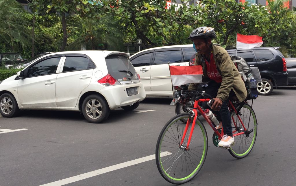 Tarmidzi (65) mengendarai sepedanya dari Jakarta hingga Surabaya. (Foto: farid/ngopibareng.id)