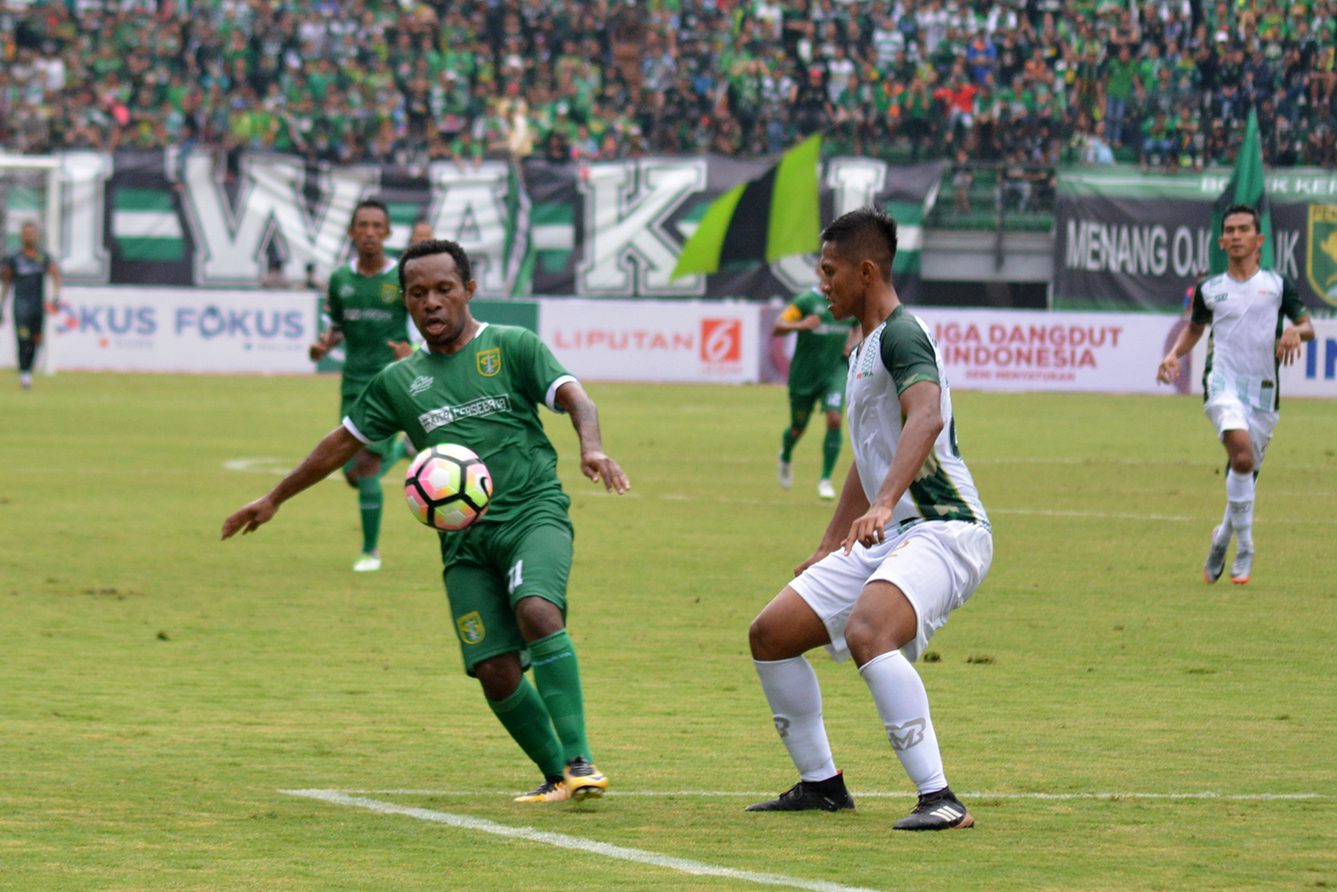 Pemain Persebaya Ferinando Pahabol saat mencoba melewati pemain PS TNI. (foto: hrs/ngopibareng)
