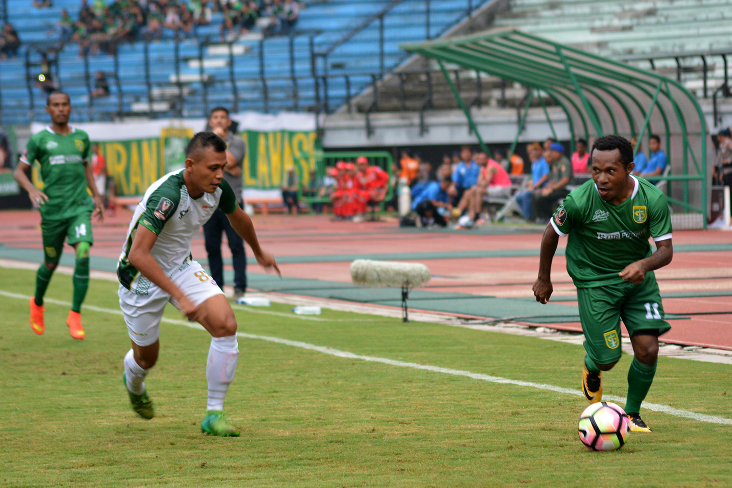 Pemain  Persebaya Ferinando Pahabol, yang berhasil menyamakan kedudukan 1-1 saat timnya menjamu PS TNI di Grup C Piala Presiden 2018. (foto: hrs/ngopibareng)