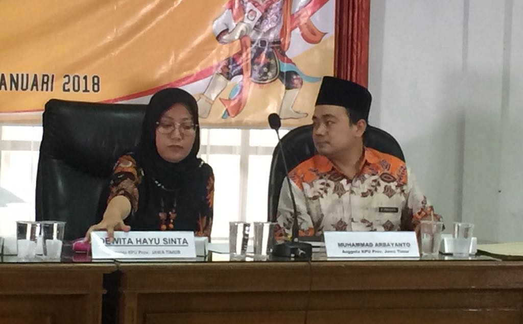 Divisi Teknis Komisi Pemilihan Umum Jatim, Muhammad Arbayanto (kanan). (Foto: farid/ngopibareng.id)