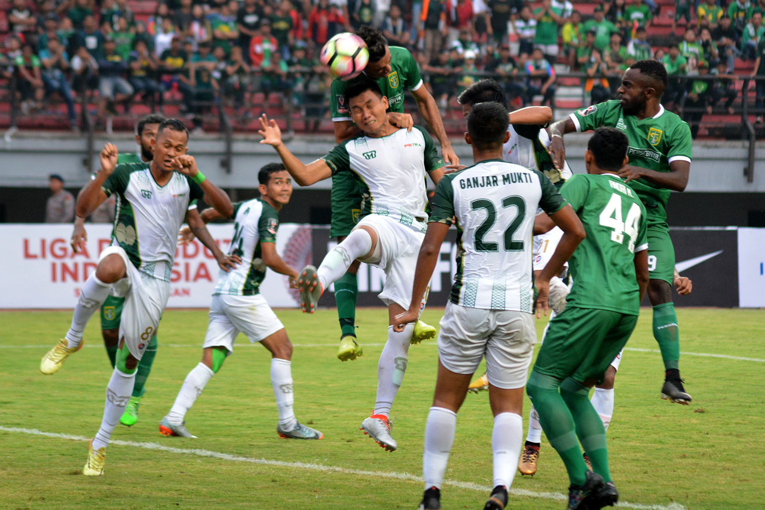 Persebaya saat mekawan PS TNI dalam Grup C Piala Presiden 2018, di stadion Gelora Bung Tomo, Surabaya. (foto: hrs/ngopibareng)