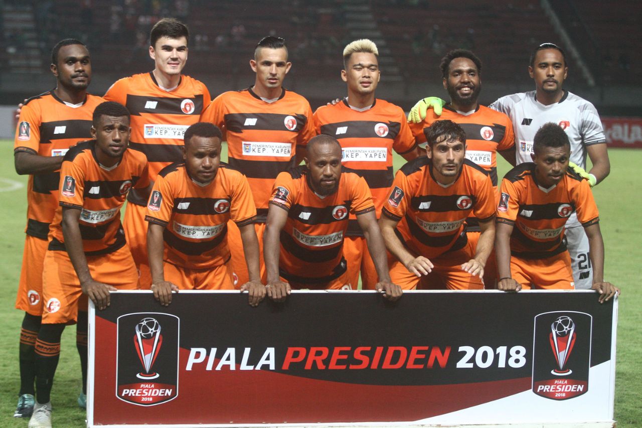 Perserui (orange) sudah tak yakin sejak awal menghadapi Madura United, di Piala Presiden 2018. (foto: hrs/ngopibareng)