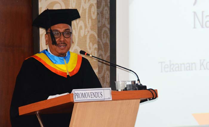 Nanang Krisdinanto, Drs., M.Si. menyampaikan disertasi berjudul ”Runtuh dari Dalam, Tekanan Komersialisasi terhadap Pagar Api Jurnalistik di Indonesia.” (foto: bambang bes/unair news) 
