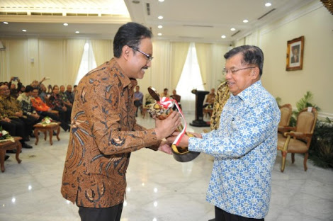Wapres Jusuf Kalla saat memberikan penghargaan pada Wagub Jatim Saifullah Yusuf (Gus Ipul). (Foto : ngopibareng.id)