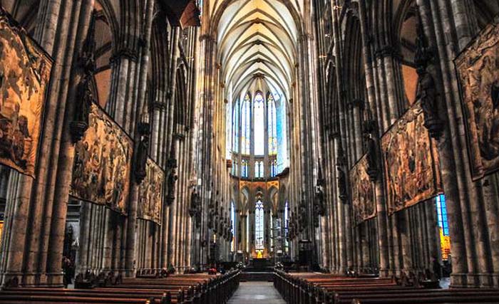 Ruangan dalam Gereja Kathedral di Köln. (foto:istimewa)