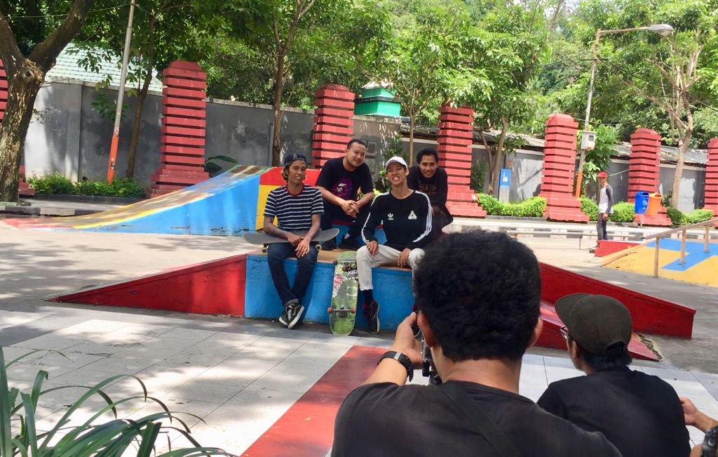 Banyu Biro Djarot (dua dari kiri), turut jadi cameo video clip lagu 'Kabeh Sedulur, Kabeh Makmur' di Taman Bungkul, Surabaya, Sabtu 20 Januari 2018. (Foto: Farid/ngopibareng.id)