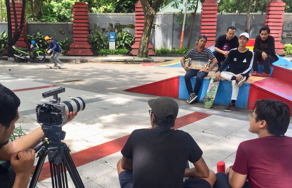Eddo Ferdiyanto (Eddo Gawat) terlibat syuting video clip 'Kabeh Sedulur' di Taman Bungkul, Surabaya, Sabtu, 20 Januari 2018, pagi. (Foto: Farid/ngopibareng.id)