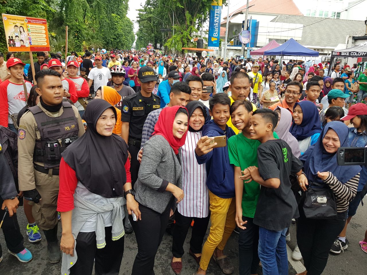 Puti Guntur dan Tri Rismaharini di tengah ribuan warga Surabaya (11/1). (Foto : ngopibareng.id)