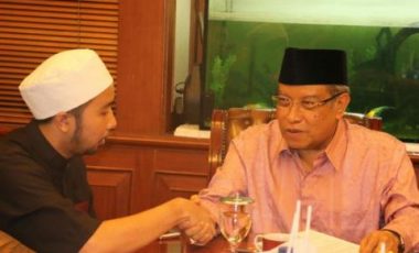 IKRAR: KH Said Aqil Siroj mengikrarkan Eko Siswanto untuk bersyahadat di PBNU Jakarta. (foto: ist)