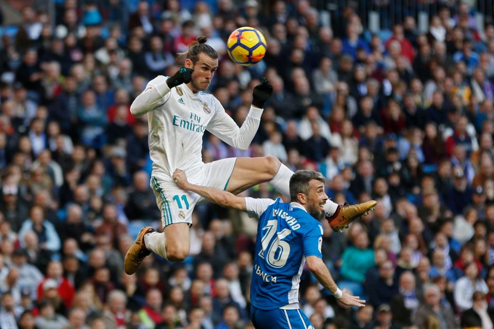 Pemain Real Madrid Gareth Bale berduel dengan pemain Deportivo dalam lanjutan La Liga Spanyol, Senin 22 Januari 2018, dini hari. foto:ap 