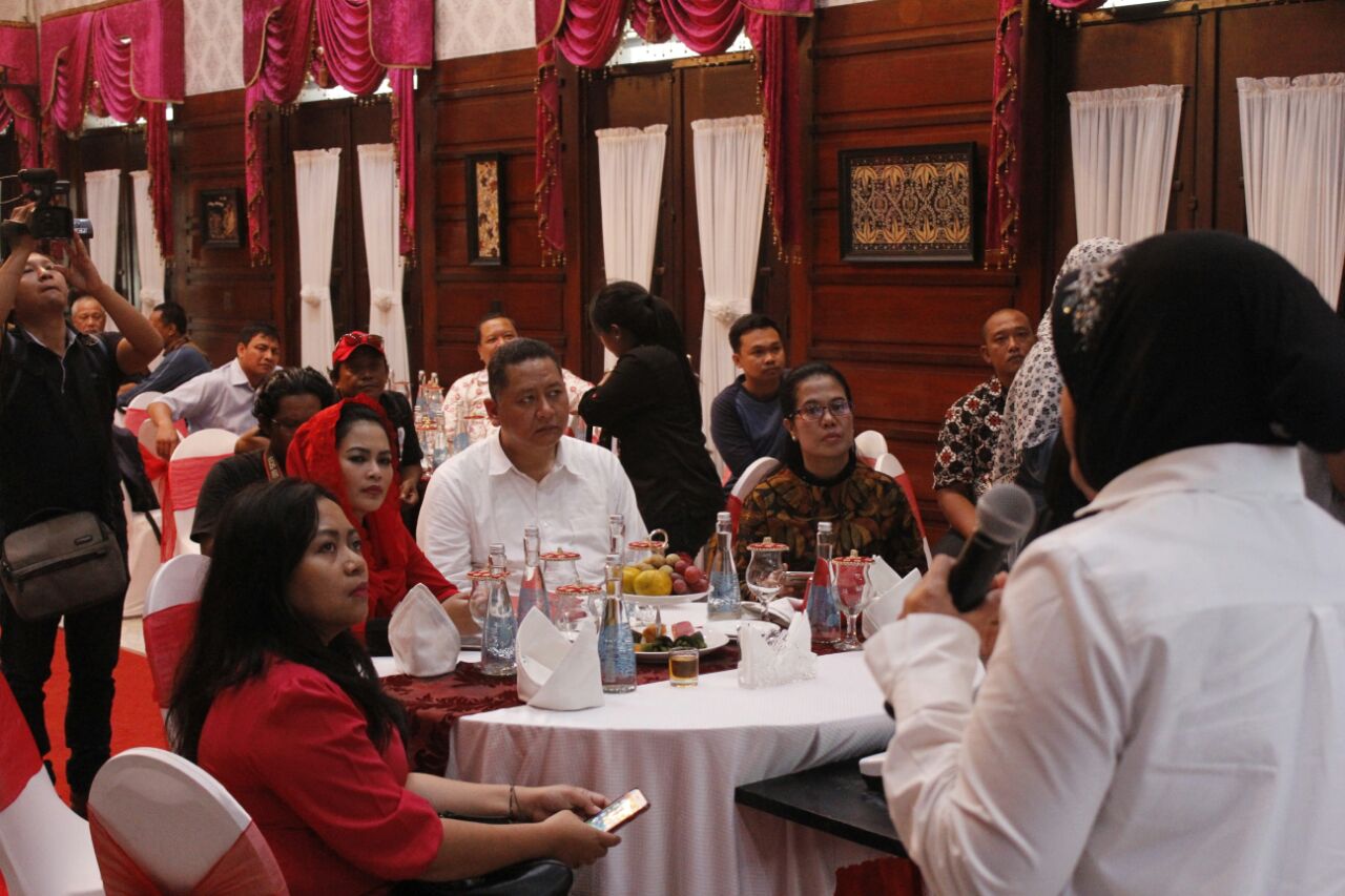Calon Wakil Gubernur Jawa Timur, Puti Guntur Soekarno mendengarkan pemaparan dari Tri Rismaharini di rumah dinas Risma. Kedatangan Puti ini untuk mendengarkan dan belajar dari Risma bagaimana mengelola sebuah wilayah. (Foto: ngopibareng/haris) 