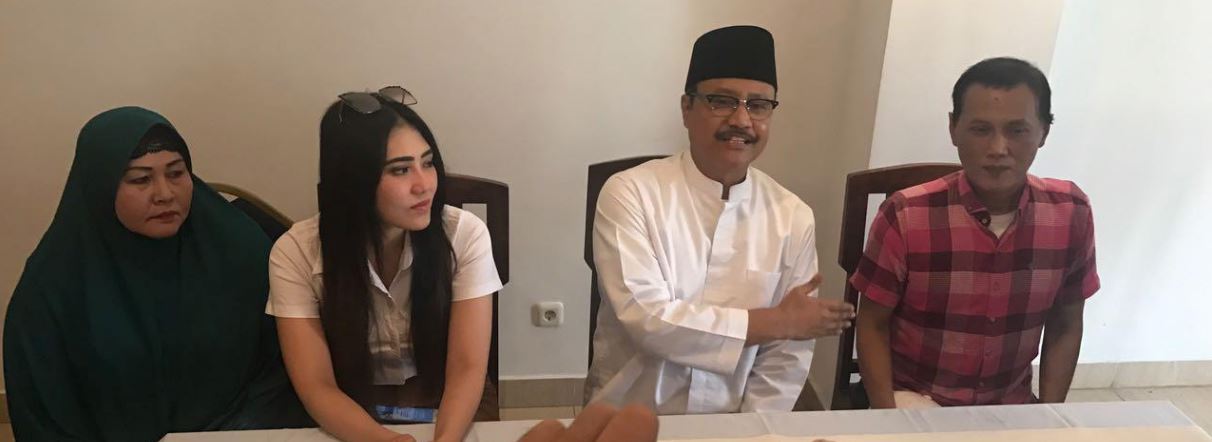 Via Vallen bersama dengan kedua orangtuanya mendamping Gus Ipul saat konferensi pers di Surabaya, Senin 22 Janurai 2018 (Foto: ngopibareng/wahidin) 