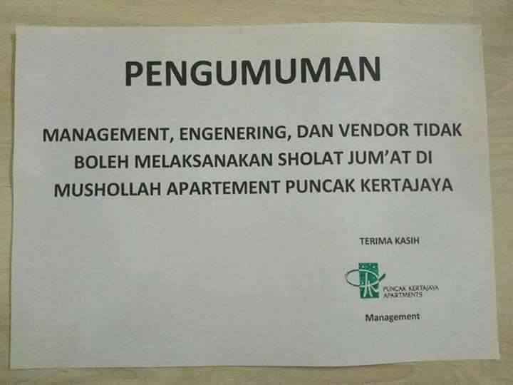 Netizen dihebohkan dengan beredarnya foto di Facebook tentang pengumuman soal larangan sholat Jumat di musholla di kompleks apartemen ini.