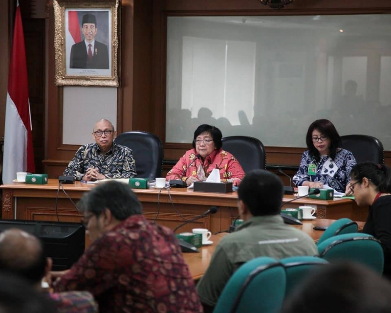 Menteri LHK, Siti Nurbaya saat mengadakan pertemuan. (Foto: Dokumentasi)