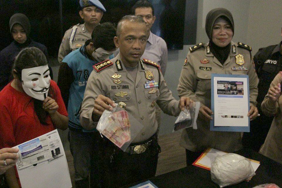 Mapolrestabes Surabaya, Rudi Setiawan menunjukan beberapa barang bukti berupa uang tunai dan handphone. (Foto: Istimewa)