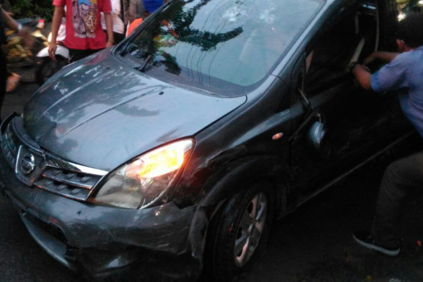 Kondisi mobil Grand Livina setelah menabrak belasan kendaraan roda dua di Wiyung, Surabaya, petang tadi. foto:antarajatim