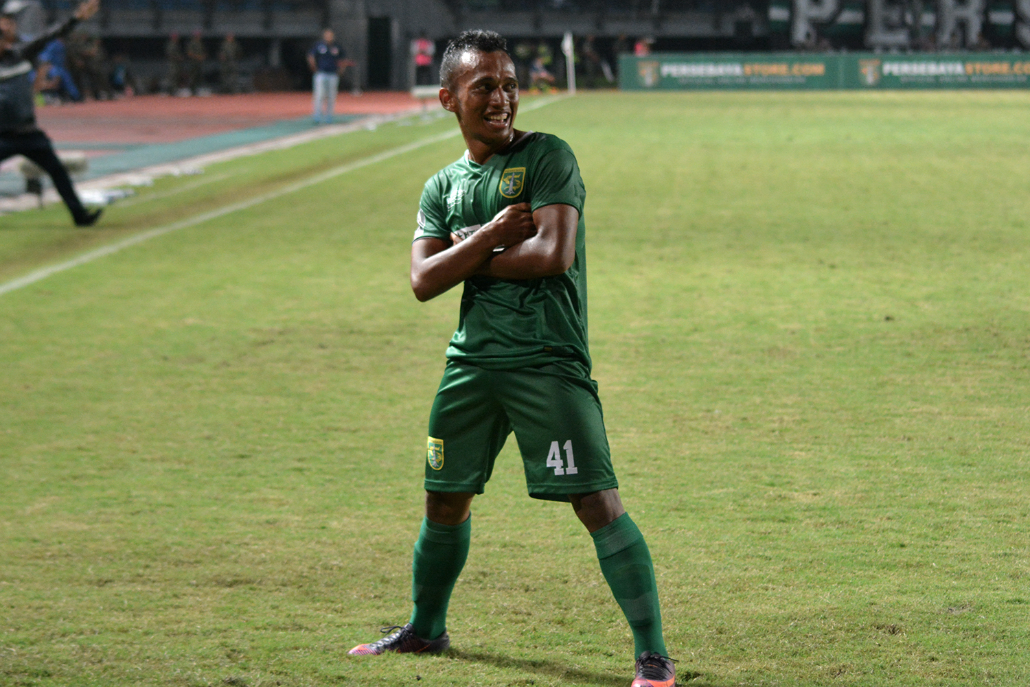Winger Persebaya Irfan Jaya, saat selebrasi gol di menit 90+2 kala menjamu Perseru Serui, di Piala Presiden, Selasa 23 Januari 2018. (foto: hrs/ngopibareng)