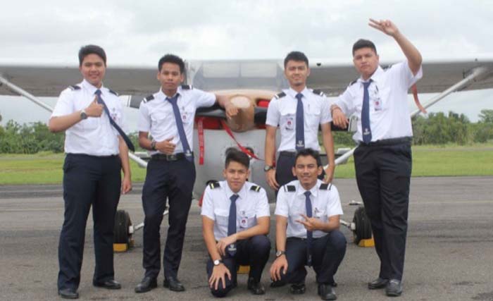 Para calon penerbang foto bersama usai berlatih di sekolah penerbangan. Hari ini dua sekolah penerbangan ditutup Menhub. (foto: dokumentasi)