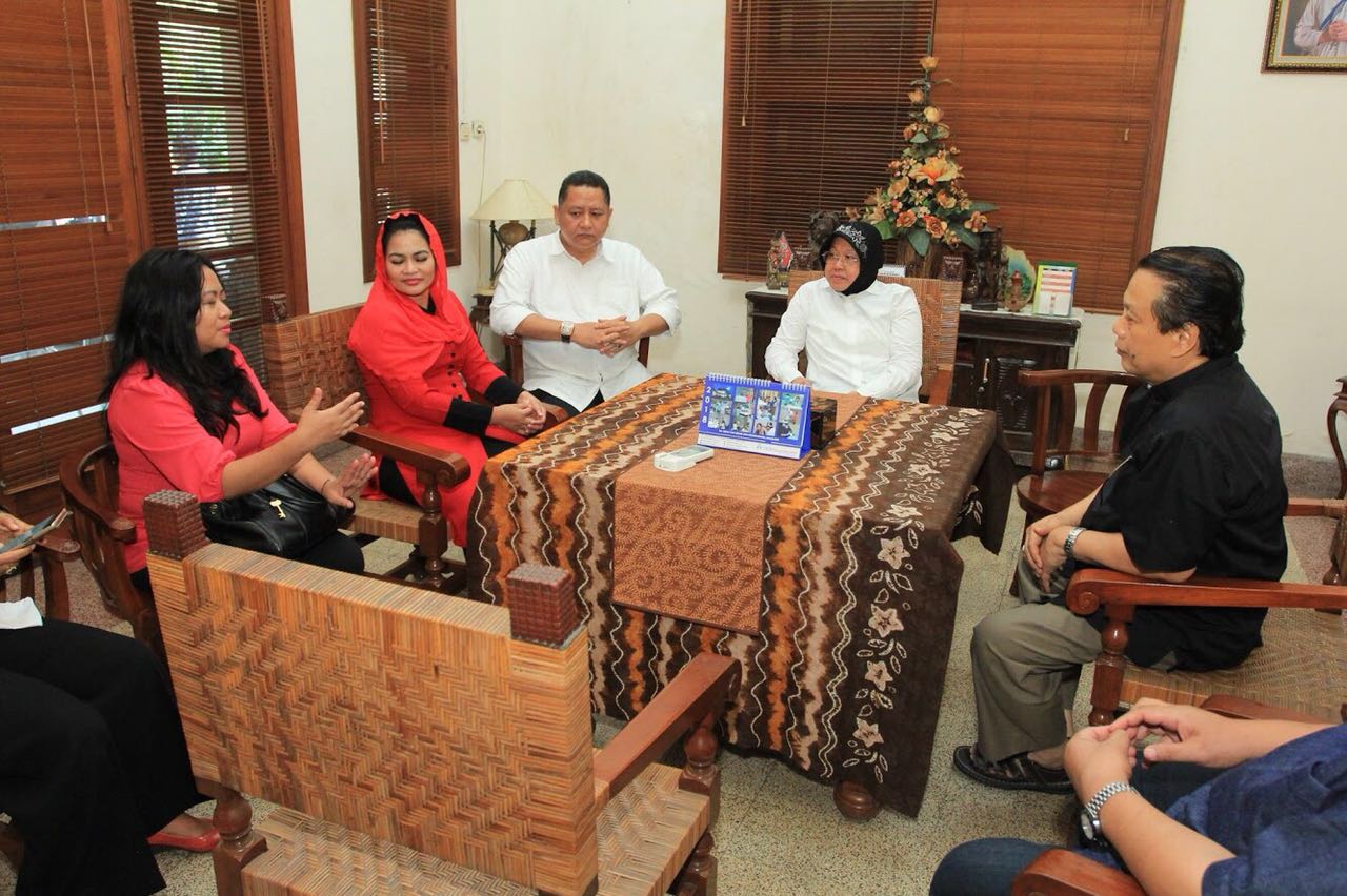Puti Guntur ditemani Walikota dan Wakilwalikota Surabaya saat mengunjungi Keuskupan Surabaya. (Foto : ngopibareng.id)