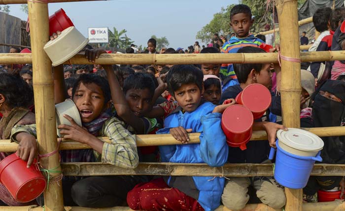Anak-anak pengungsi Rohingya menunggu untuk mendapatkan jatah makanan di kamp pengungsi Thankhali di distrik Ukhia, Bangladesh.  (foto:munir uz zaman/afp)