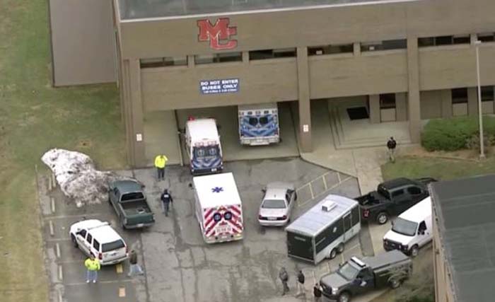 Kendaraan polisi dan dan ambulan berjaga-jaga di depan  Marshall County High School, Kentucky, Amerika Serikat, hari Selasa 23 Januari kemarin usai penembakan membabi-buta oleh seorang siswa. (foto: bbc)