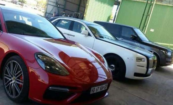 Tiga mobil mewah (dari kiri Porsche, Rolls Royce dan Range Rover) milik keluarga Mugabe ditahan polisi  Zimbabwe Selasa kemarin, 23 Januari 2018. (foto: afp)