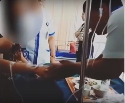 Perawat pria bersalaman meminta maaf setelah dituduh lakukan pelecehan seksual terhadap pasiennya. (Foto: Youtube)