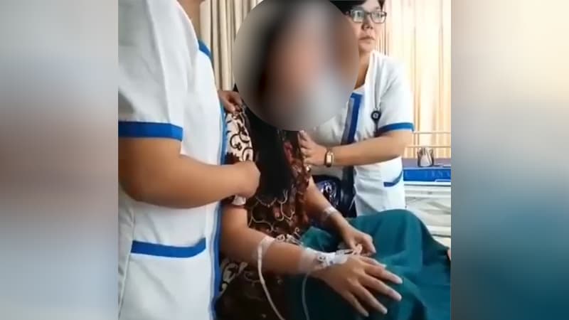 Dua perawat mencoba menenangkan pasien perempuan yang masih histeris karena telah mengalami pelecehan seksual. (Foto: Youtube)