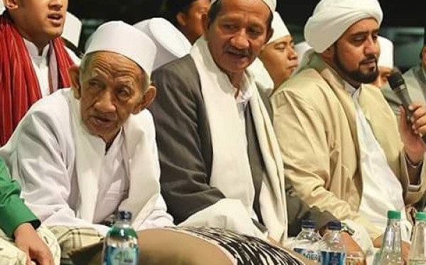 SHALAWATAN: Habib Syech bin Abdul Qodir Assegaf bersama Gus Ali (tengah) dan KH Sholeh Qosim Sepanjang. (foto:ngopibareng.id)