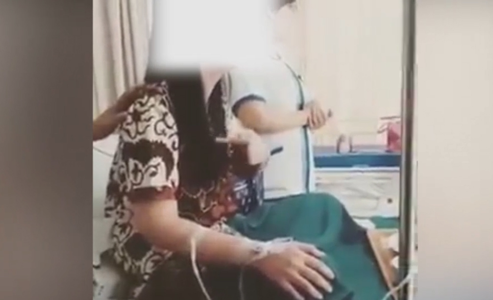 Perawat mencoba menenangkan pasien perempuan yang masih histeris karena telah mengalami pelecehan seksual. (Foto: Youtube)