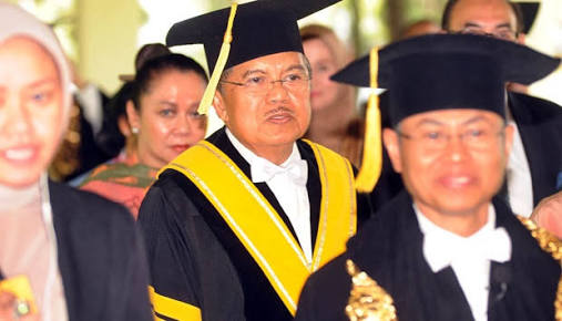 Wapres Jusuf Kalla, saat menerima gelar Doktor Honoris Causa. (Foto : antara)