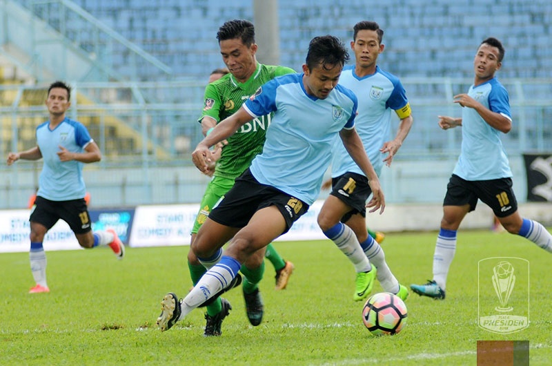 Duel pemain Persela Lamongan melawan Bhayangkara FC di Stadion Kanjuruhan, Malang, Kamis 25 Januari 2018. foto;ligaindonesia