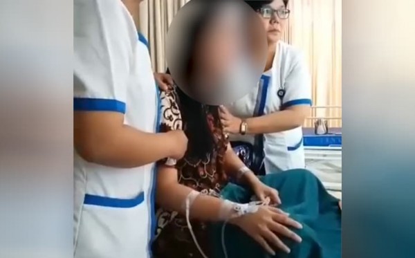 Pasien perempuan di National Hospital Surabaya, histeris saat dipertemukan dengan pelaku pelecehan terhadapnya. (Foto: Instagram)